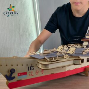 3d drvena slagalica nosac aviona sirok kadar sa decakom