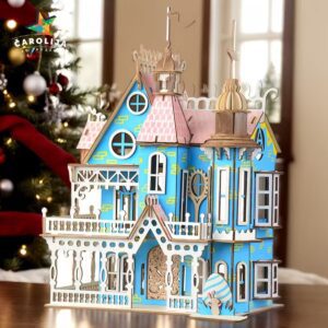 3D drvena slagalica Plava Vila Fantazija postavljena pored novogodišnje jelke, idealan poklon iz ČarolijaShop-a.