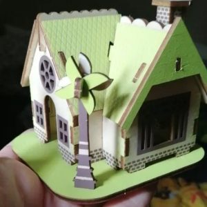 3D DRVENA PUZZLE ZELENA KUCICA SLIKA IZ RUKE