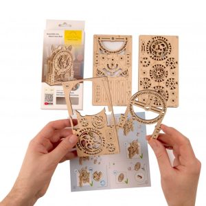 3D DRVENA SLAGALICA RETRO BUDILNIK MEHNAICKI MODEL NA BELOJ PODLKOZI