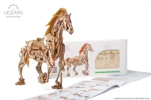 3d drvena puzzle mehanicki konj sastavljen pored kutije komercijalne