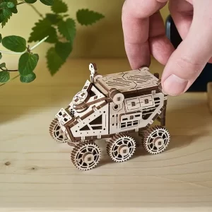 3d drvena slagalica i ruka na stolu