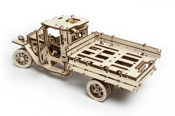 3d drvena slagalica puzzle kamion ugm 11 , mehanički model od pozadi