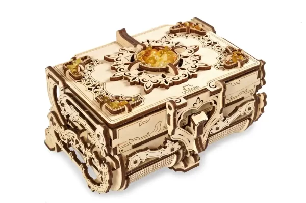 Čilibarska kutija za nakit drvena slagalica na beloj podlozi, sastavljena