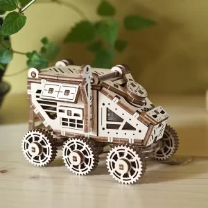 marsovkso vozilo 3d drvena slagalica na stolu