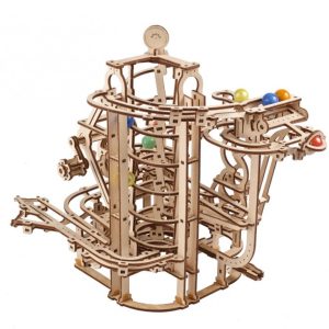 3d drvena slagalica spiralna staza na beloj podlozi