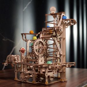 kliker spiralna staza iz drugog ugla na stolu