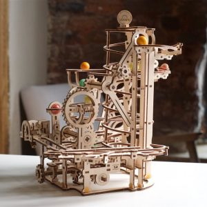 kliker spiralna staza na stolu, sastavljena