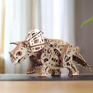sklopljen d drveni triceratops na stolu