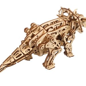triceratops od pozadi na beloj povrsini