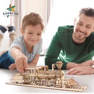 Otac i sin slažu drvenu slagalicu Steam Train na podu